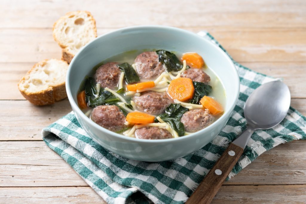 Leberknödelsuppe mit Karotten und Spinat.